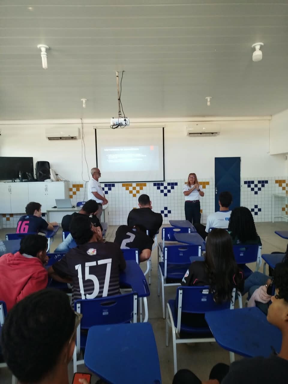 crcal-voluntario-e-ja-alagoas-promovem-palestras-sobre-educacao-financeira-para-estudantes-da-rede-publica