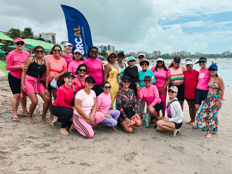 remada-rosa-promove-uniao-autocuidado-e-celebracao-da-vida-em-acao-realizada-na-praia-de-pajucara